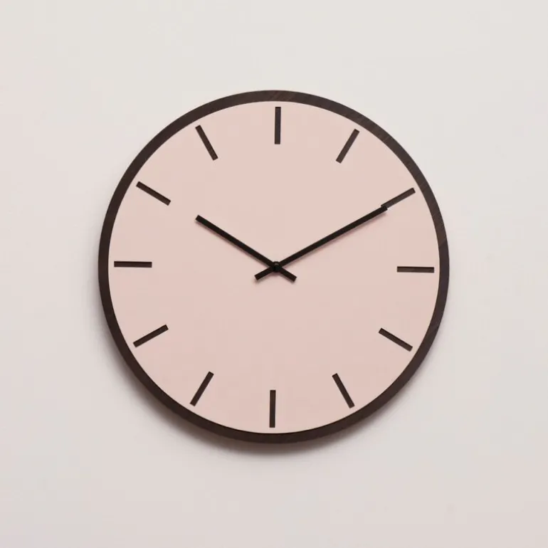 Dark oak powder veggklokke 28 cm rosa linoleum m/svart viser