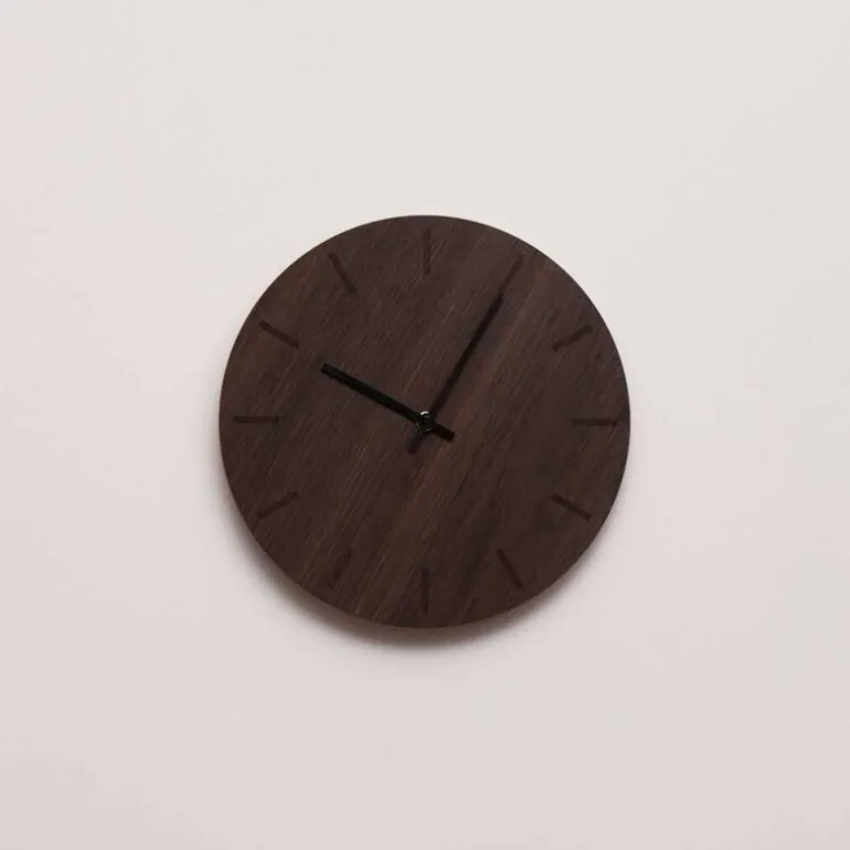 Dark Oak veggklokke 28 cm mørk eik m/svart viser