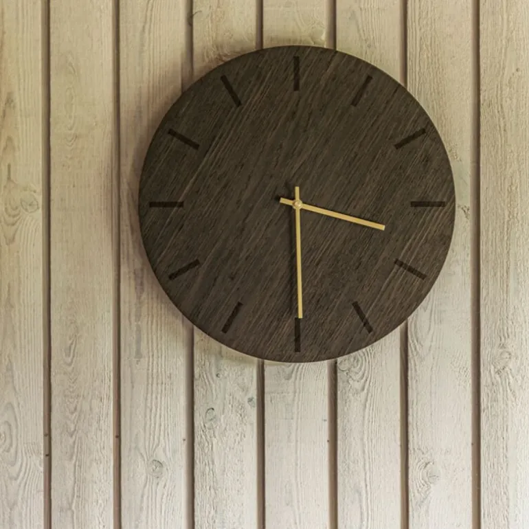 Dark Oak veggklokke 28 cm mørk eik m/kopper viser