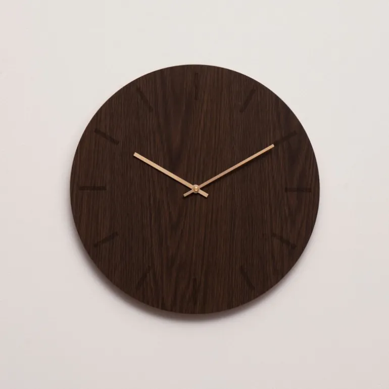 Dark Oak veggklokke 28 cm mørk eik m/kopper viser