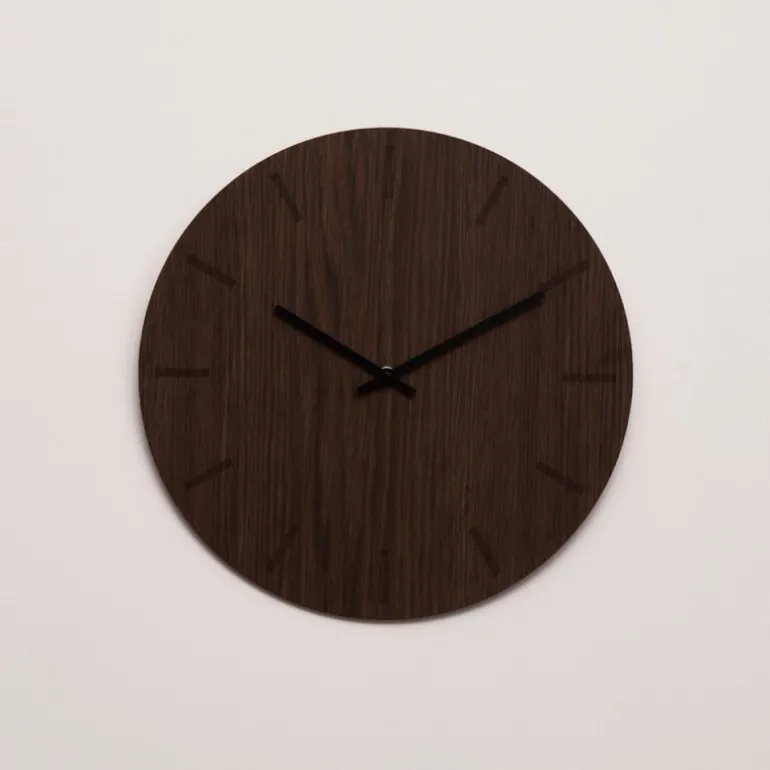 Dark Oak veggklokke 38 cm mørk eik m/svart viser