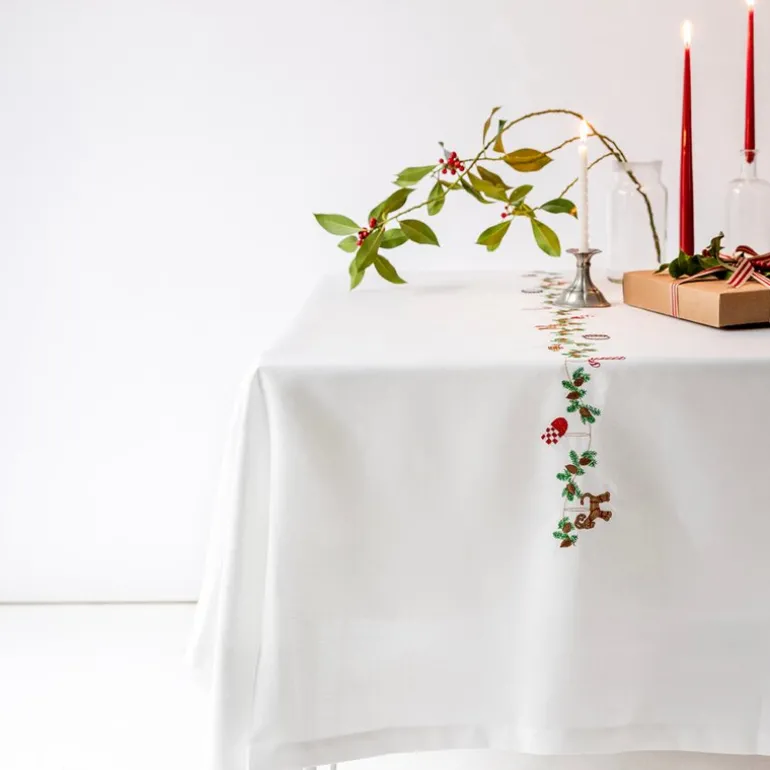 Juleduk med broderte motiver 340x140 cm
