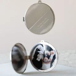 Julepynt medaljong m/fotoramme 7x7 cm i våre hjerter sølv