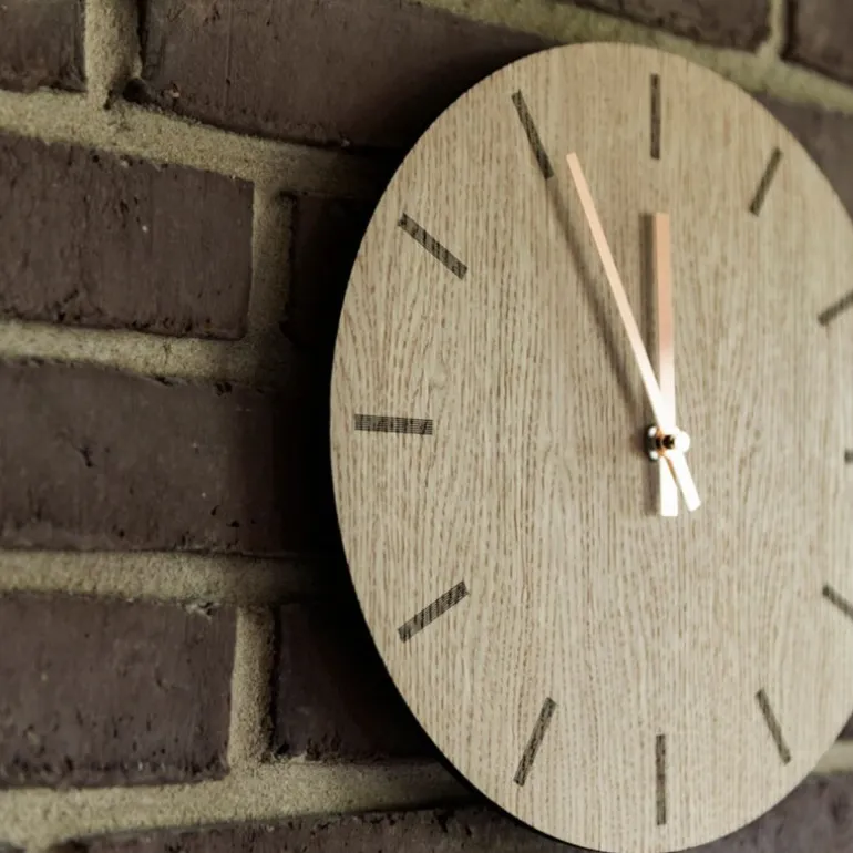 Light Oak veggklokke 28 cm lys eik m/gull viser