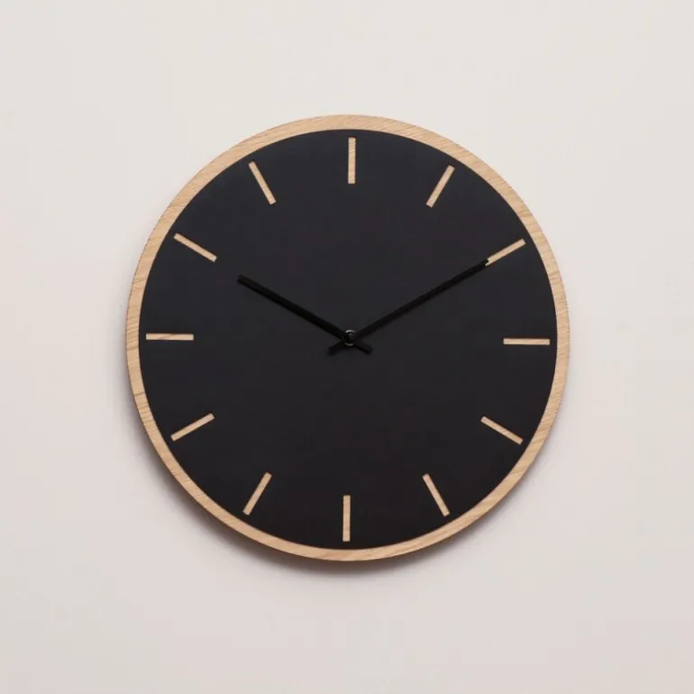 Nero veggklokke 28 cm svart linoleum m/svart viser