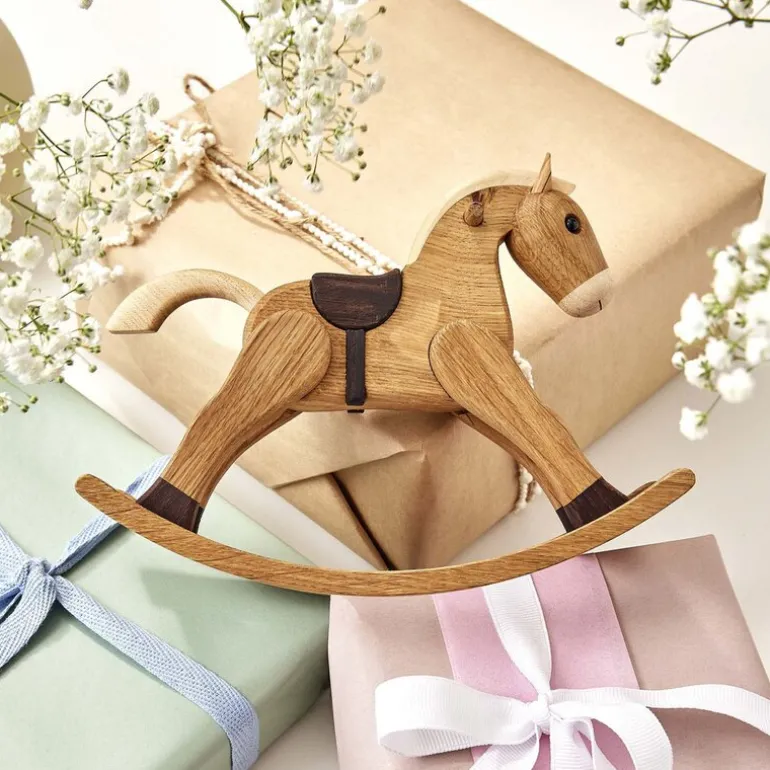 The Rocking Horse trefigur gyngehesten 13,5 cm