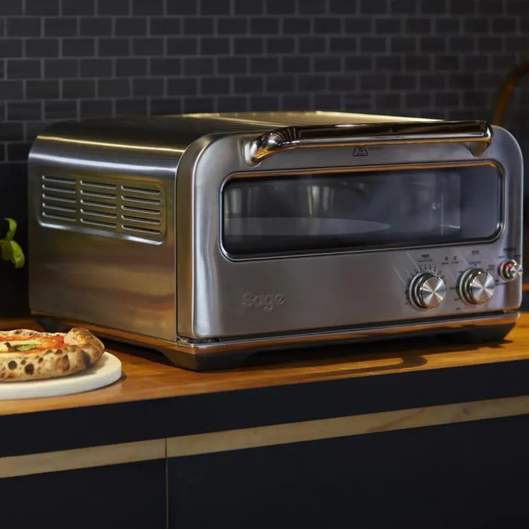 The Smart Oven Pizzaiolo SPZ820BSS pizzaovn